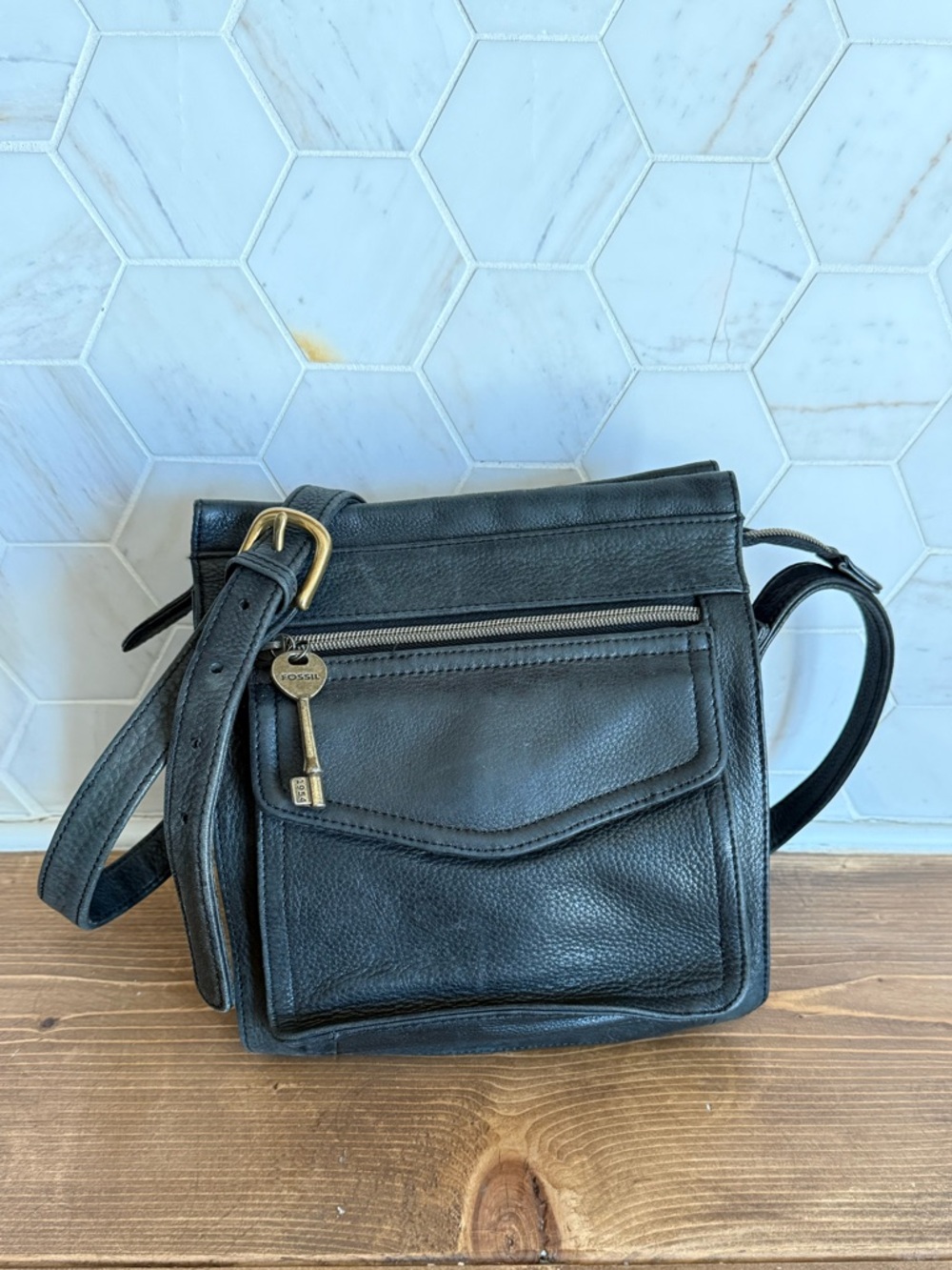 Fossil vintage leather crossbody w/ key 75032